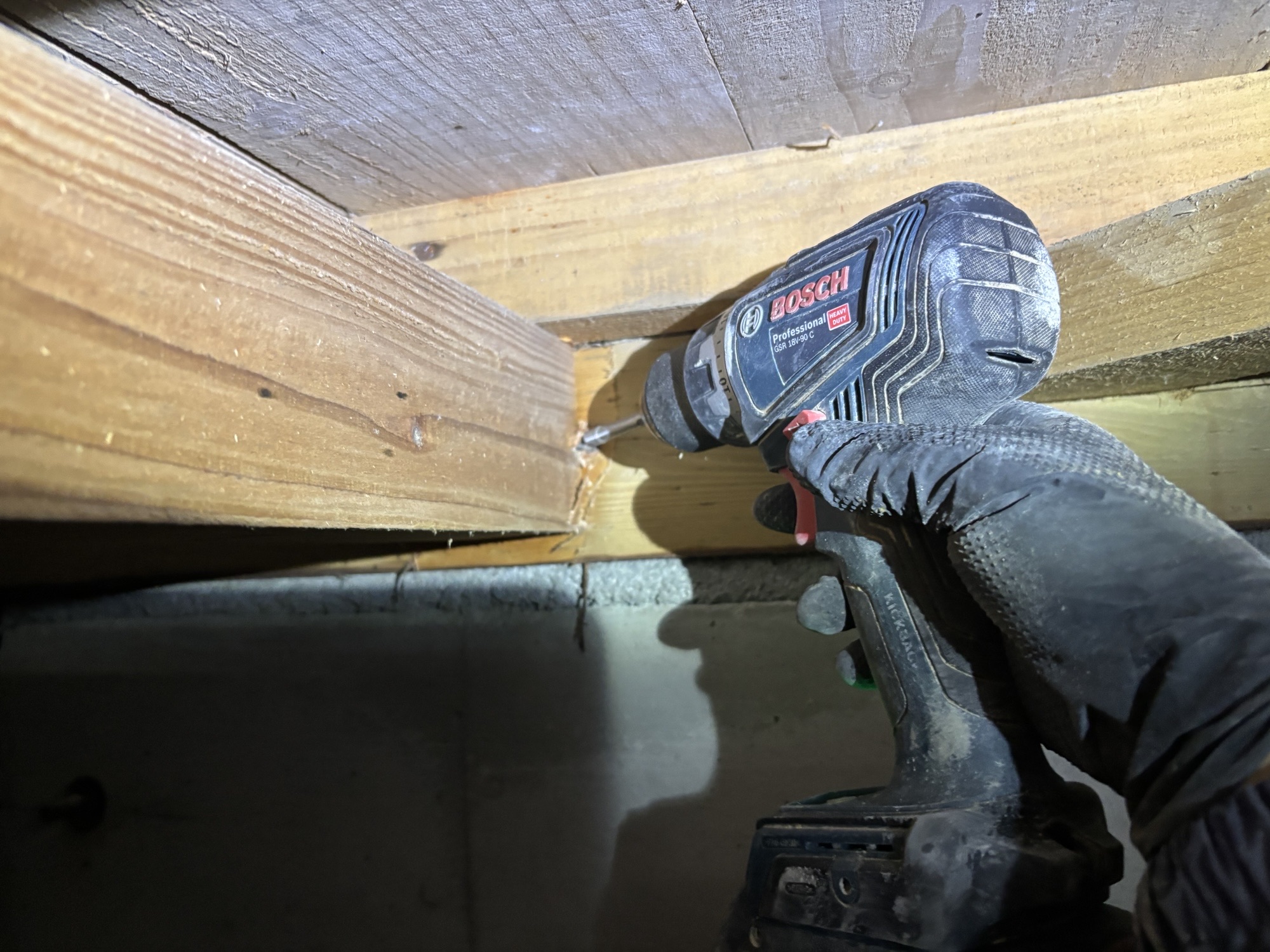 竹田市K様邸シロアリ予防・竹炭調湿剤敷設・防腐防カビ施工・浴槽まわりコーキング施工写真