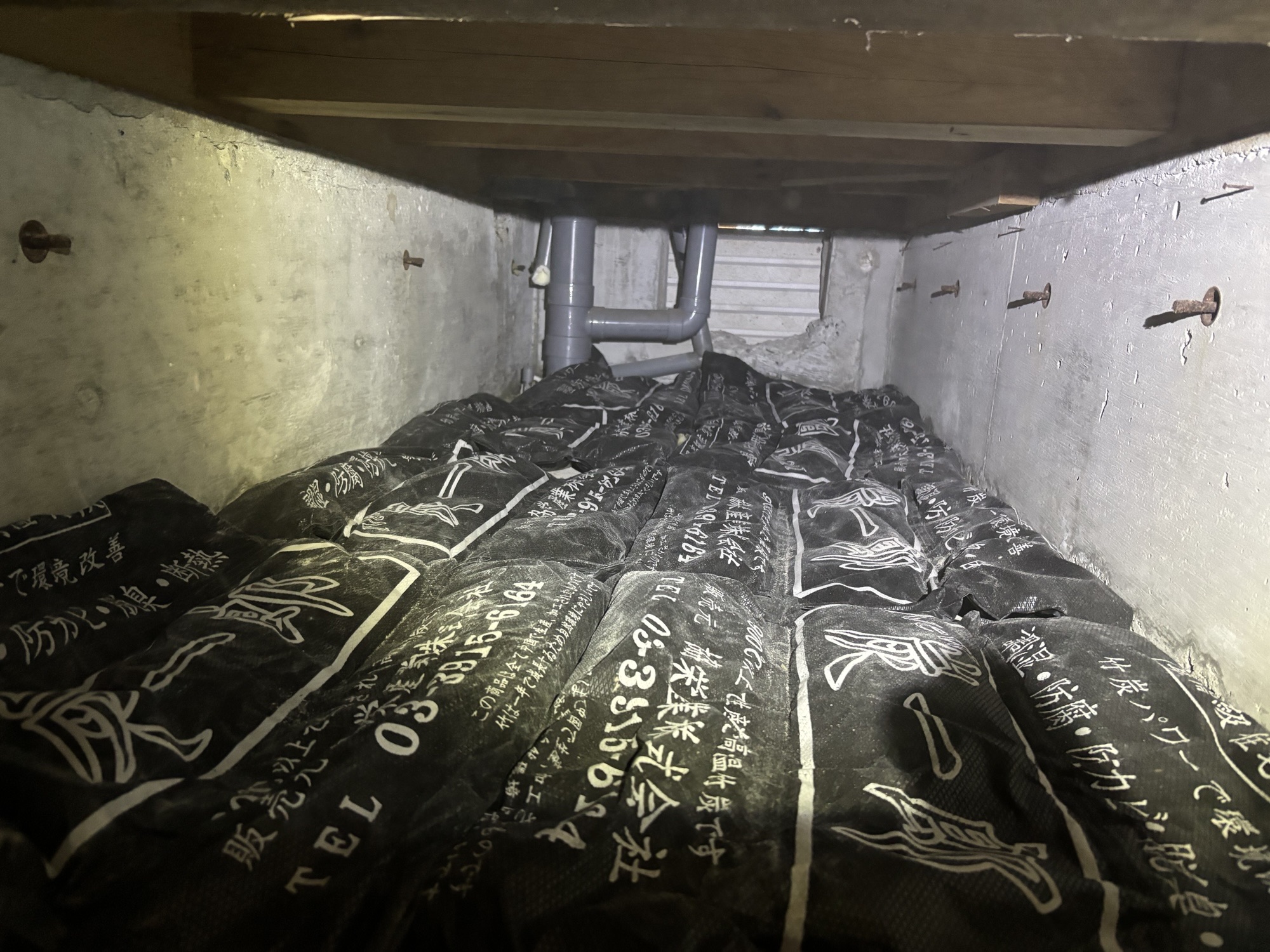 竹田市K様邸シロアリ予防・竹炭調湿剤敷設・防腐防カビ施工・浴槽まわりコーキング施工写真