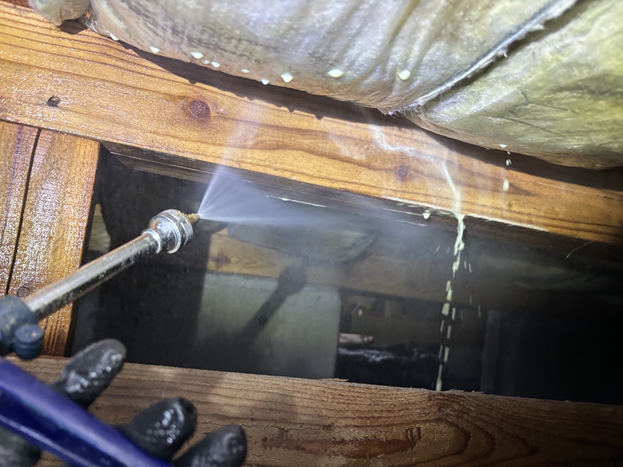 竹田市K様邸シロアリ予防・竹炭調湿剤敷設・防腐防カビ施工・浴槽まわりコーキング施工写真