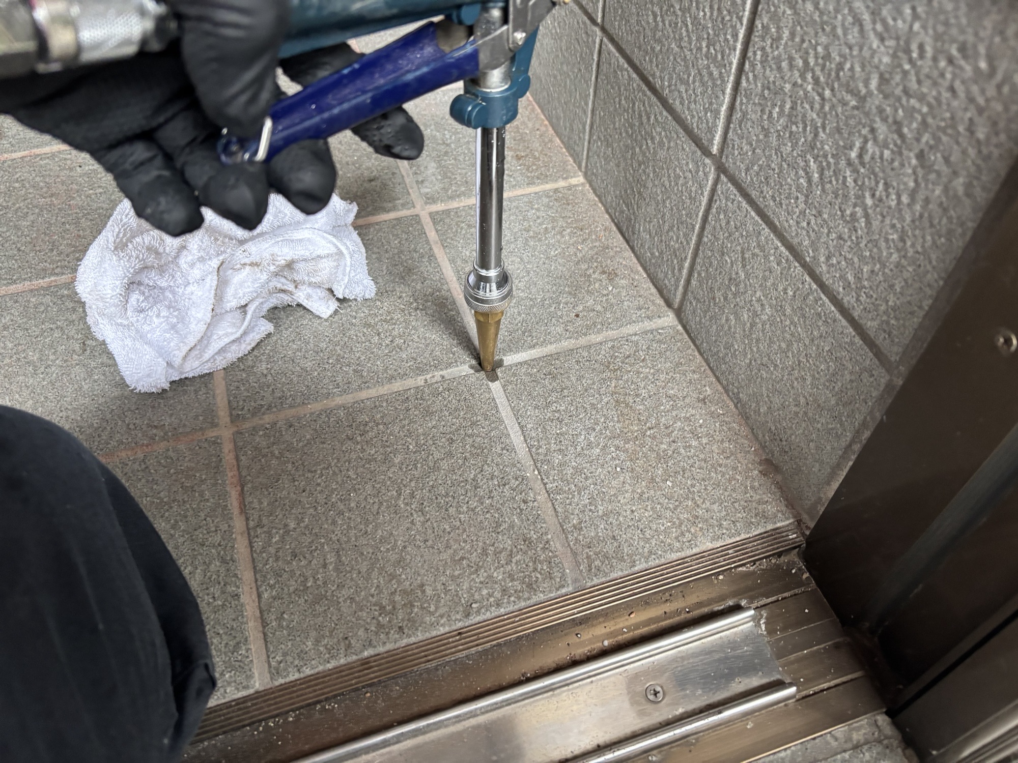 竹田市K様邸シロアリ予防・竹炭調湿剤敷設・防腐防カビ施工・浴槽まわりコーキング施工写真